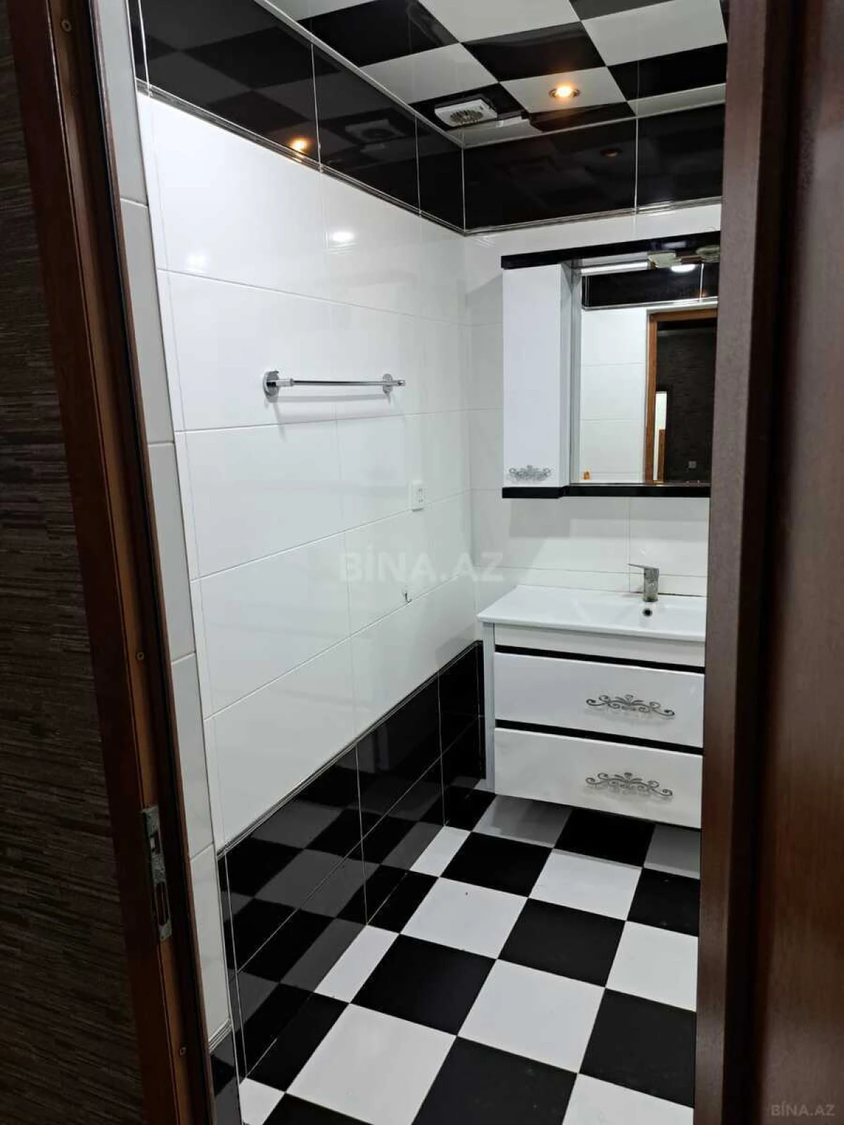 Satılır 3 otaqlı mənzil 140 m²