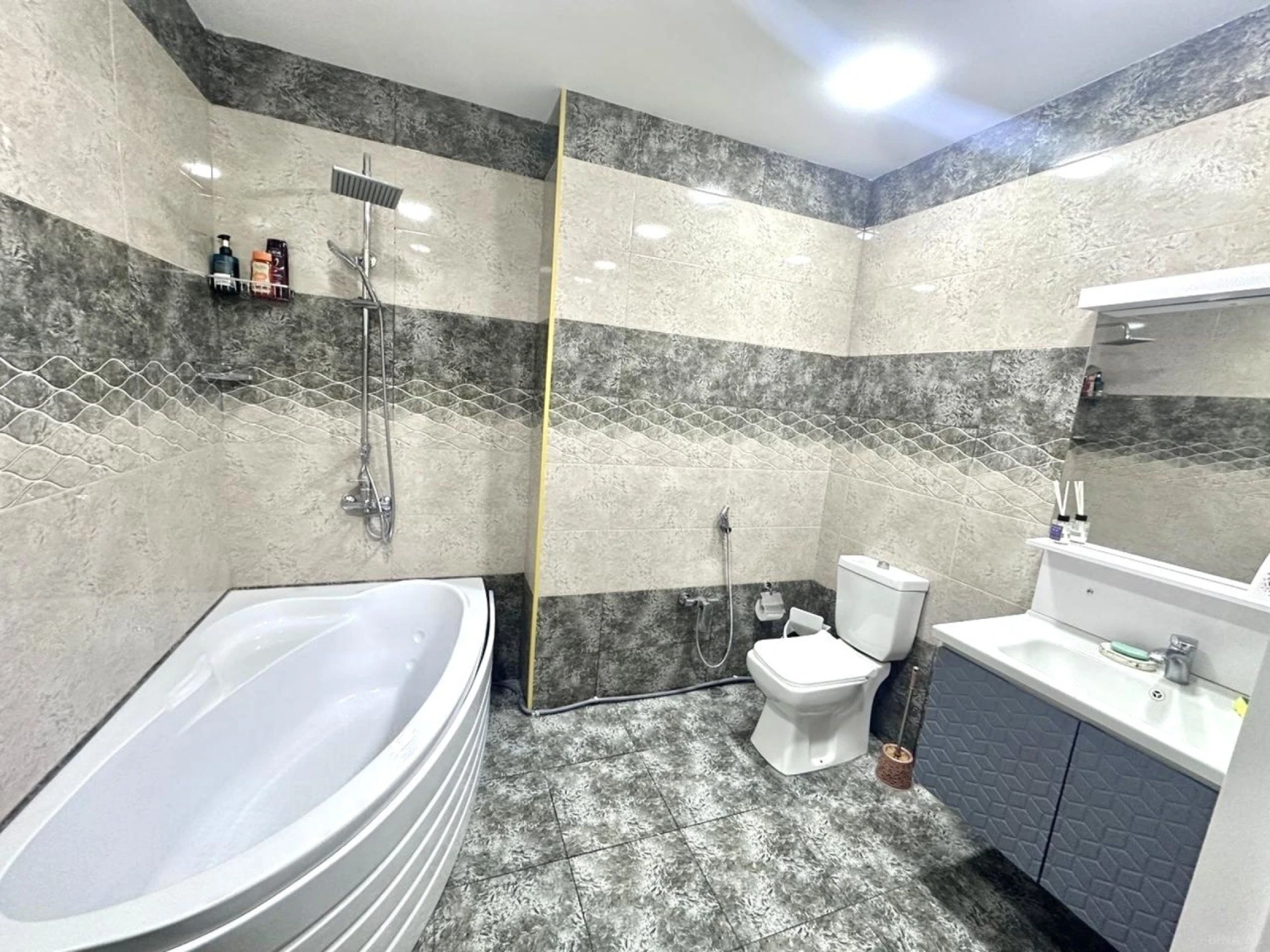 Kirayə verilir 4 otaqlı mənzil 170 m²