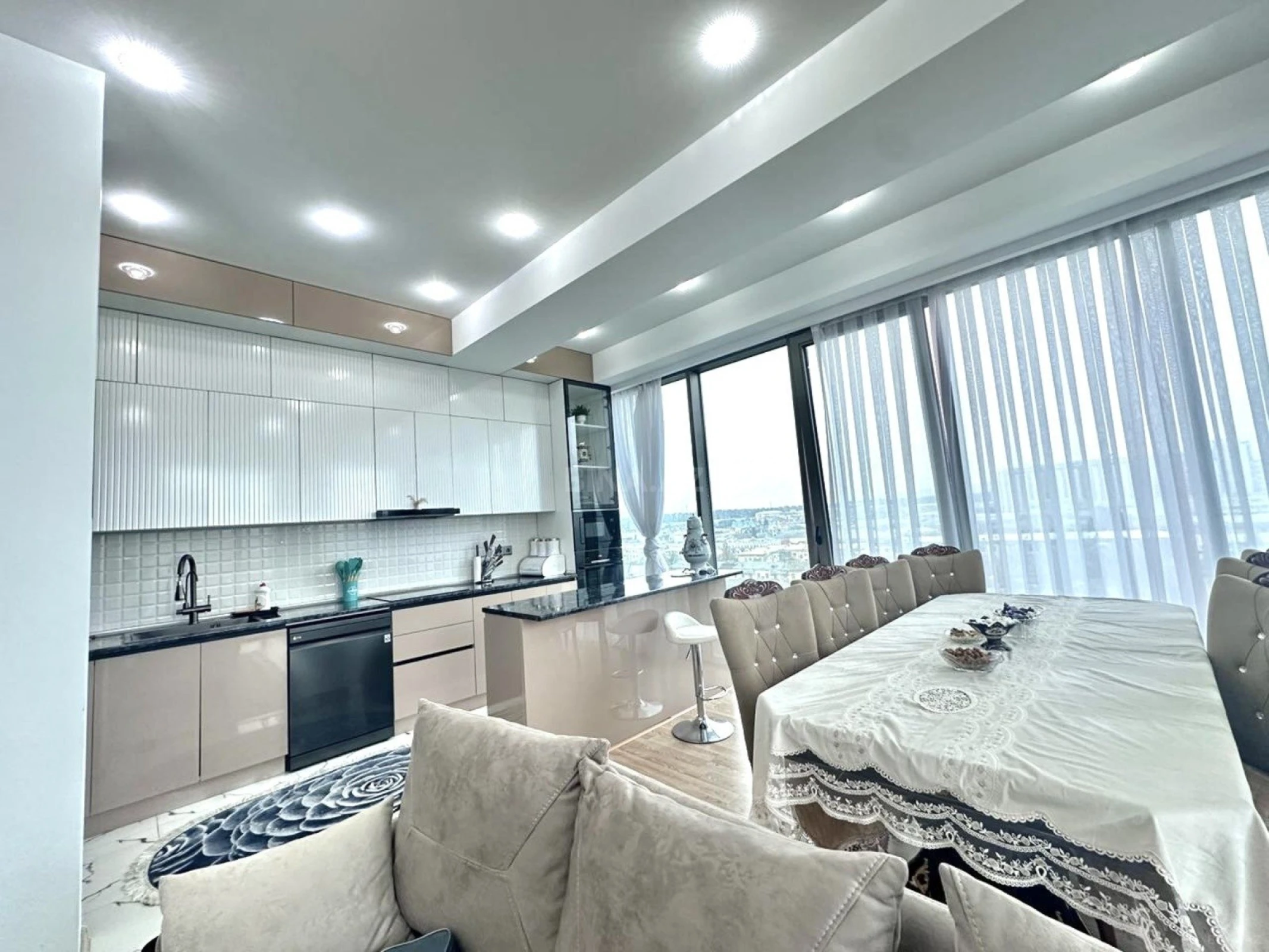 Kirayə verilir 4 otaqlı mənzil 170 m²