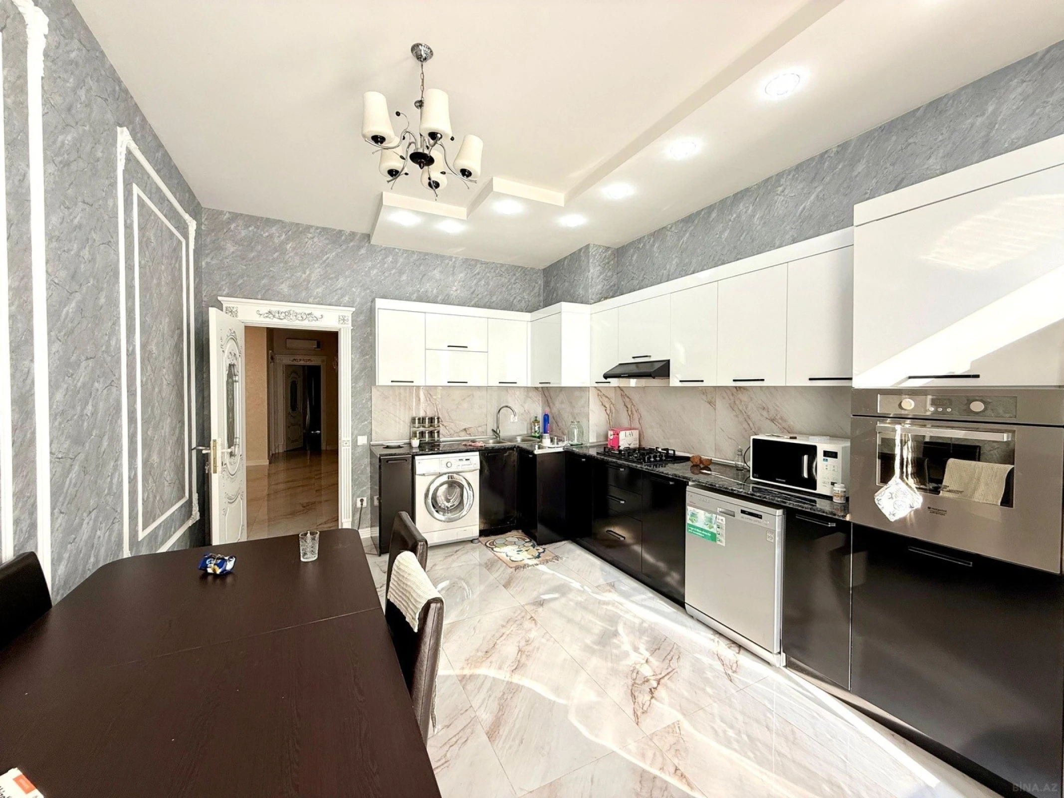 Satılır 4 otaqlı mənzil 150 m²