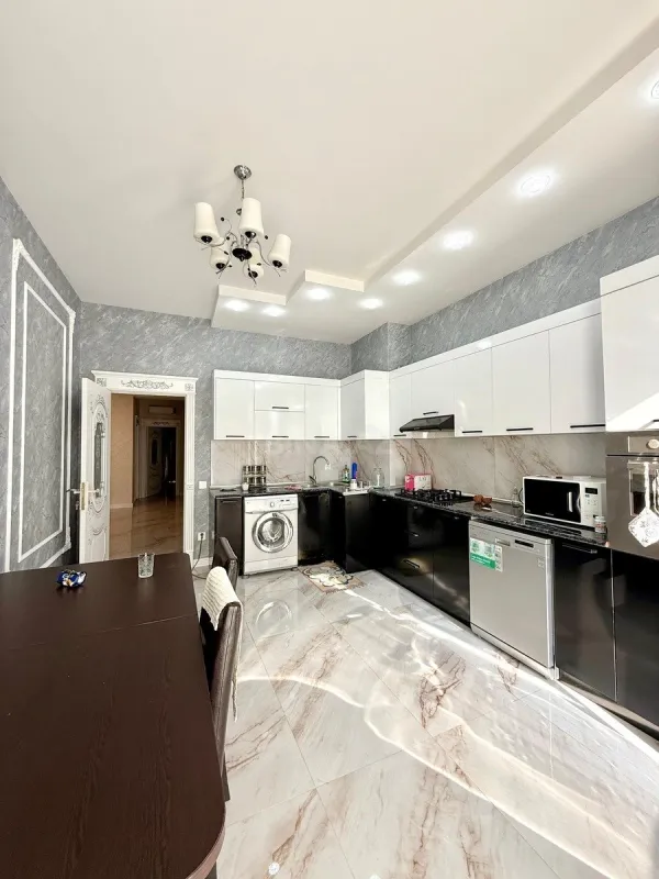 Satılır 4 otaqlı mənzil 150 m²