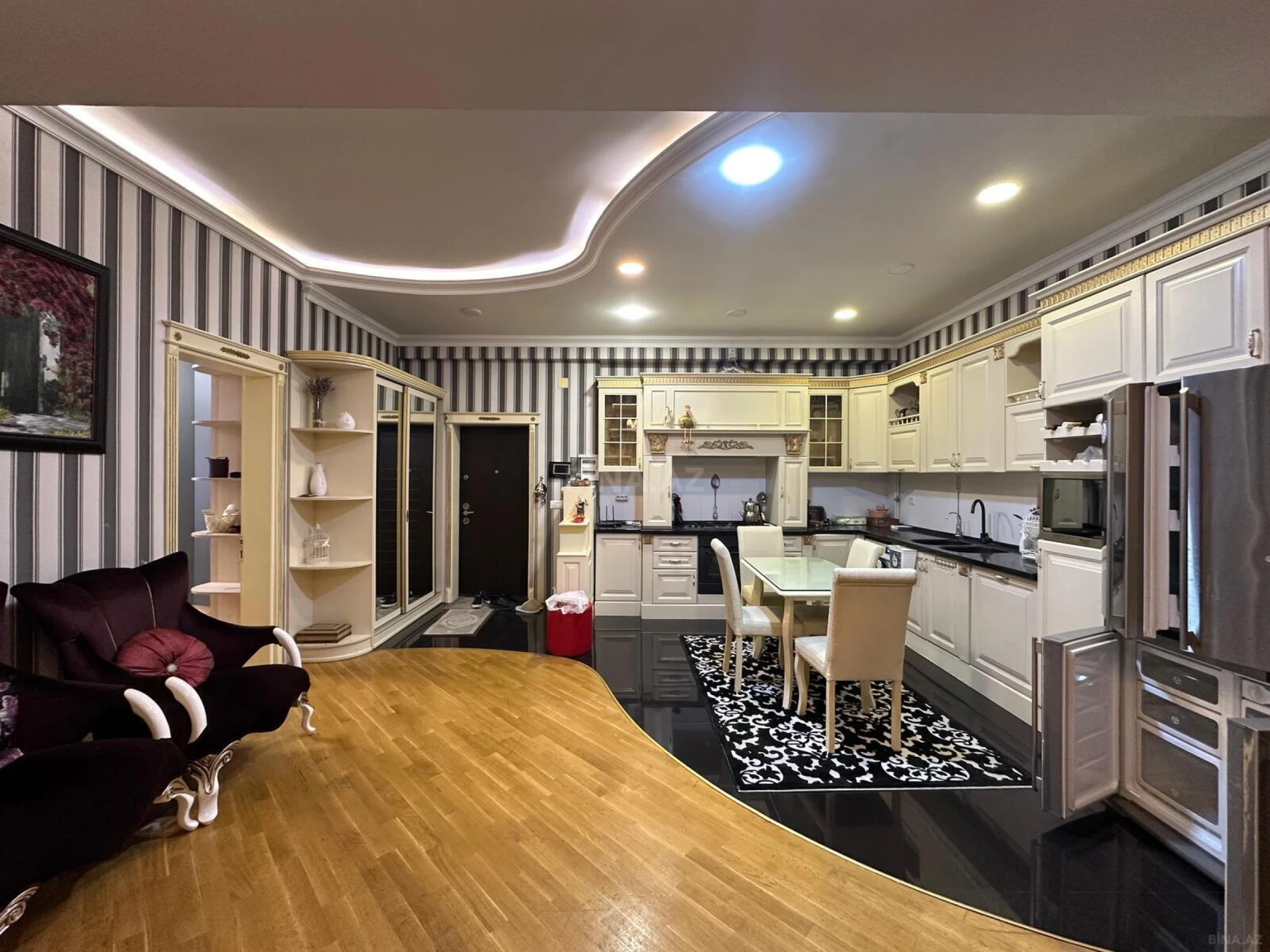 Satılır 4 otaqlı mənzil 135 m²