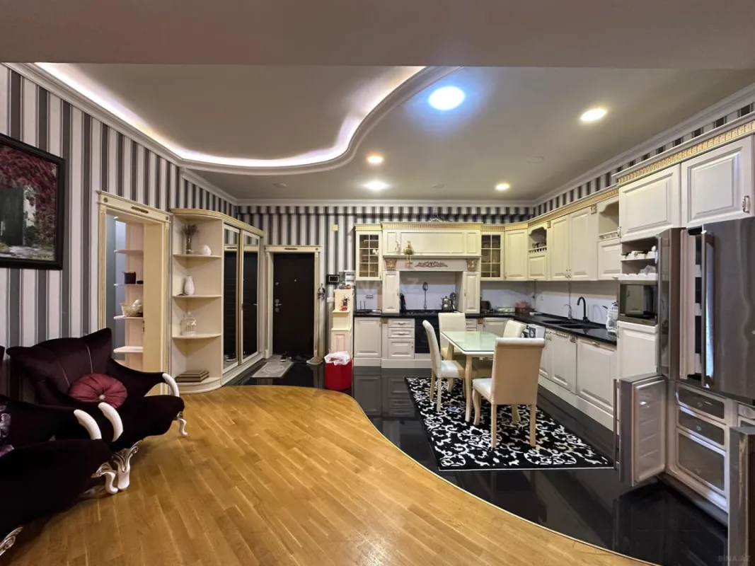 Satılır 4 otaqlı mənzil 135 m²