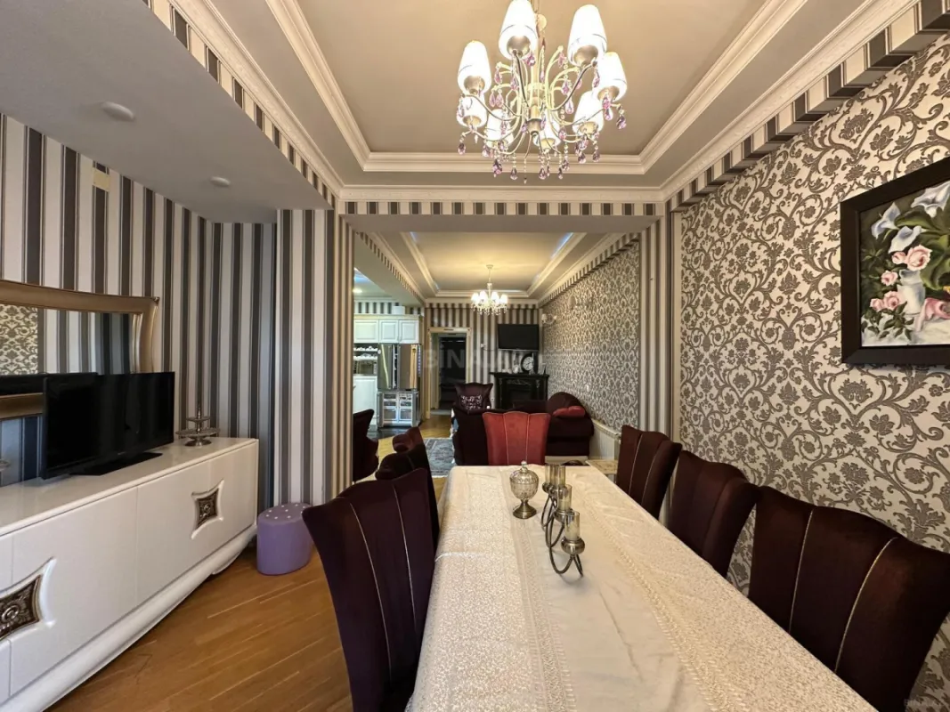 Satılır 4 otaqlı mənzil 135 m²