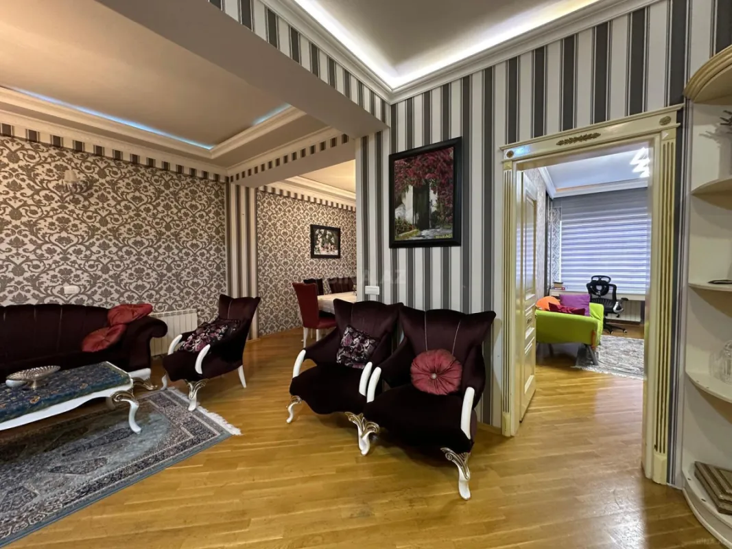 Satılır 4 otaqlı mənzil 135 m²