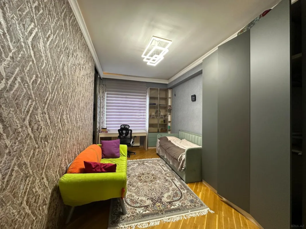 Satılır 4 otaqlı mənzil 135 m²