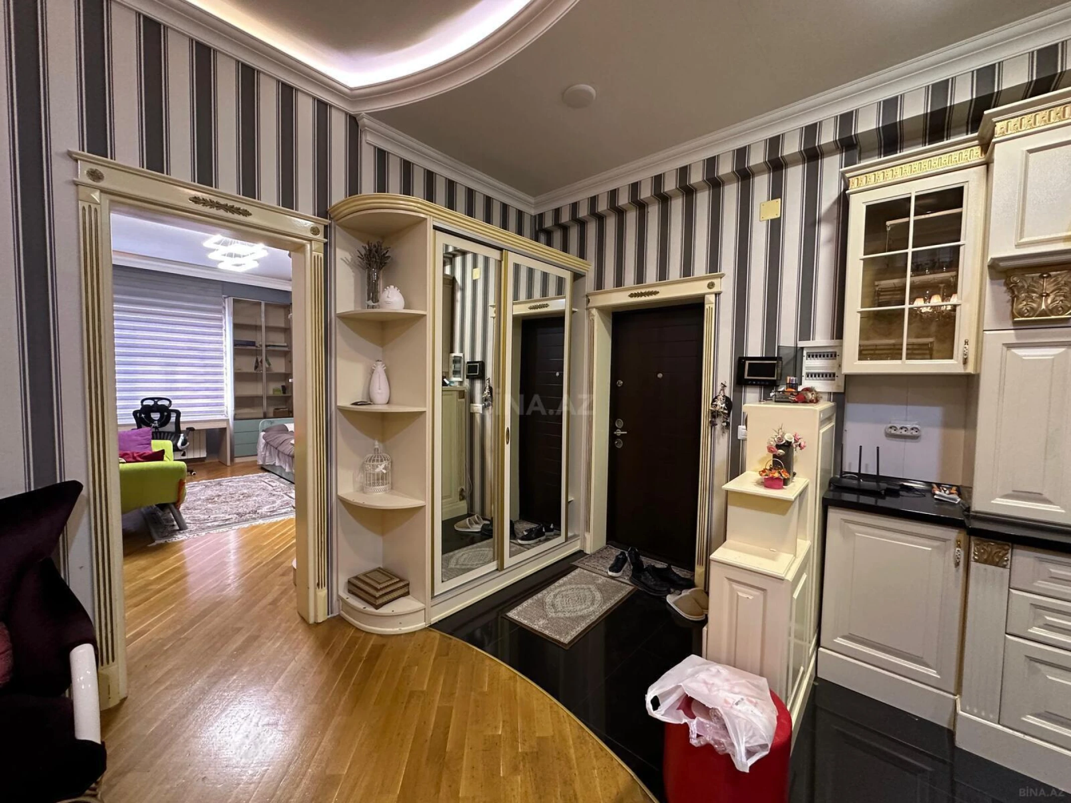 Satılır 4 otaqlı mənzil 135 m²