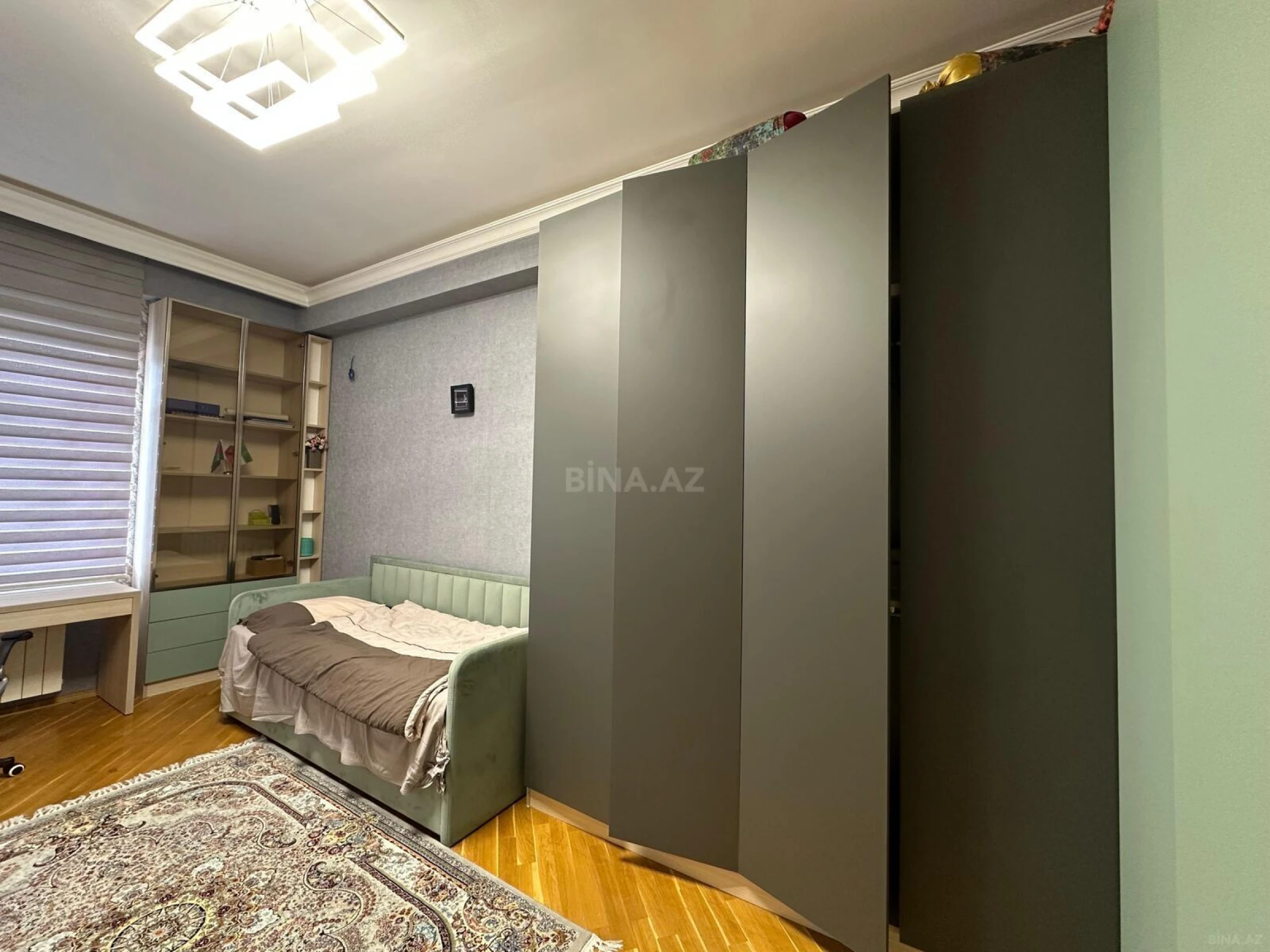 Satılır 4 otaqlı mənzil 135 m²