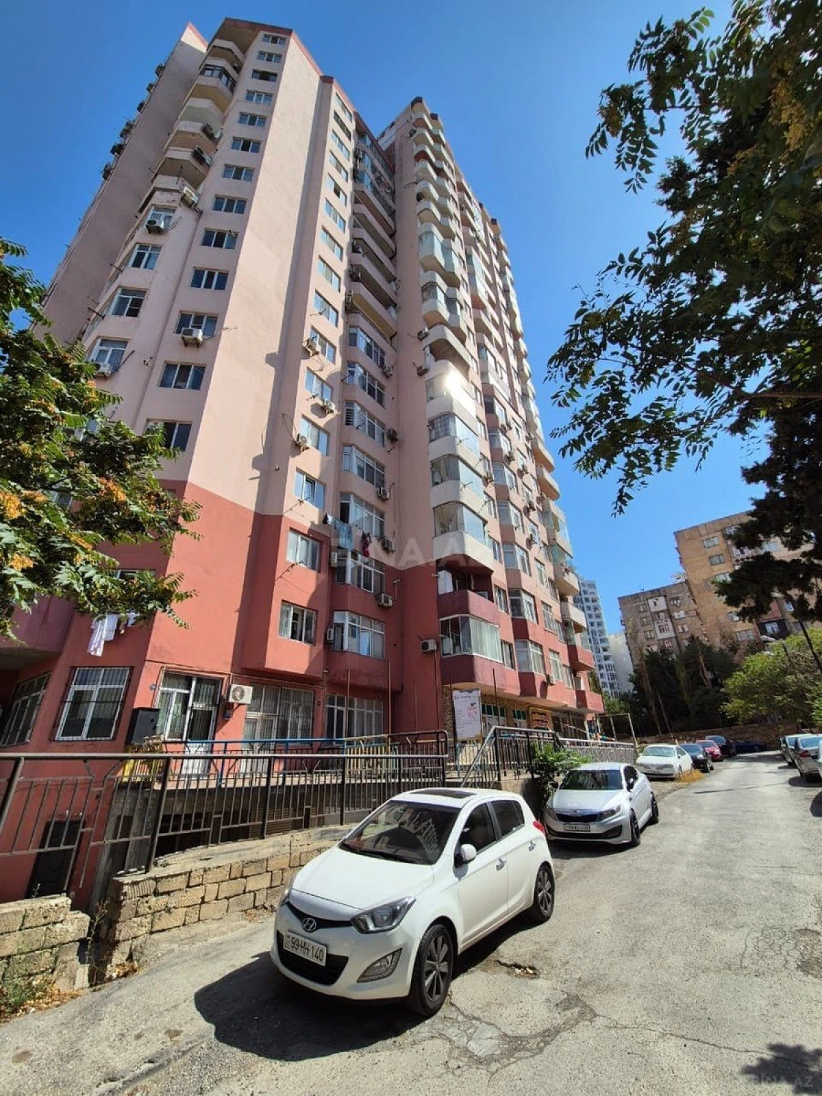 Satılır 4 otaqlı mənzil 180 m²