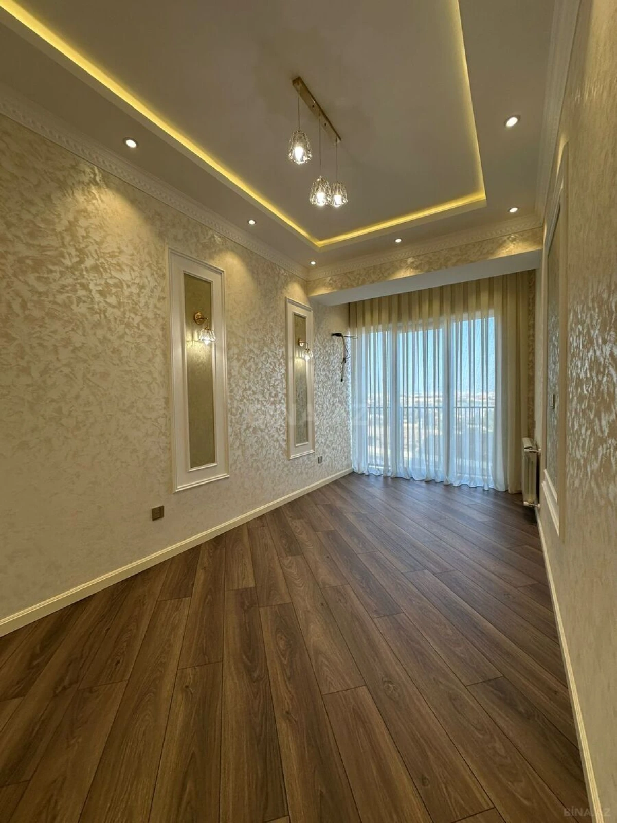 Satılır 4 otaqlı mənzil 132 m²