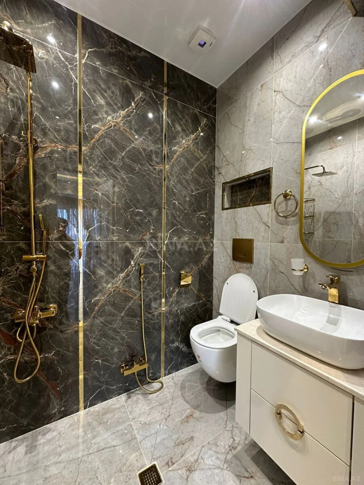 Satılır 4 otaqlı mənzil 132 m²