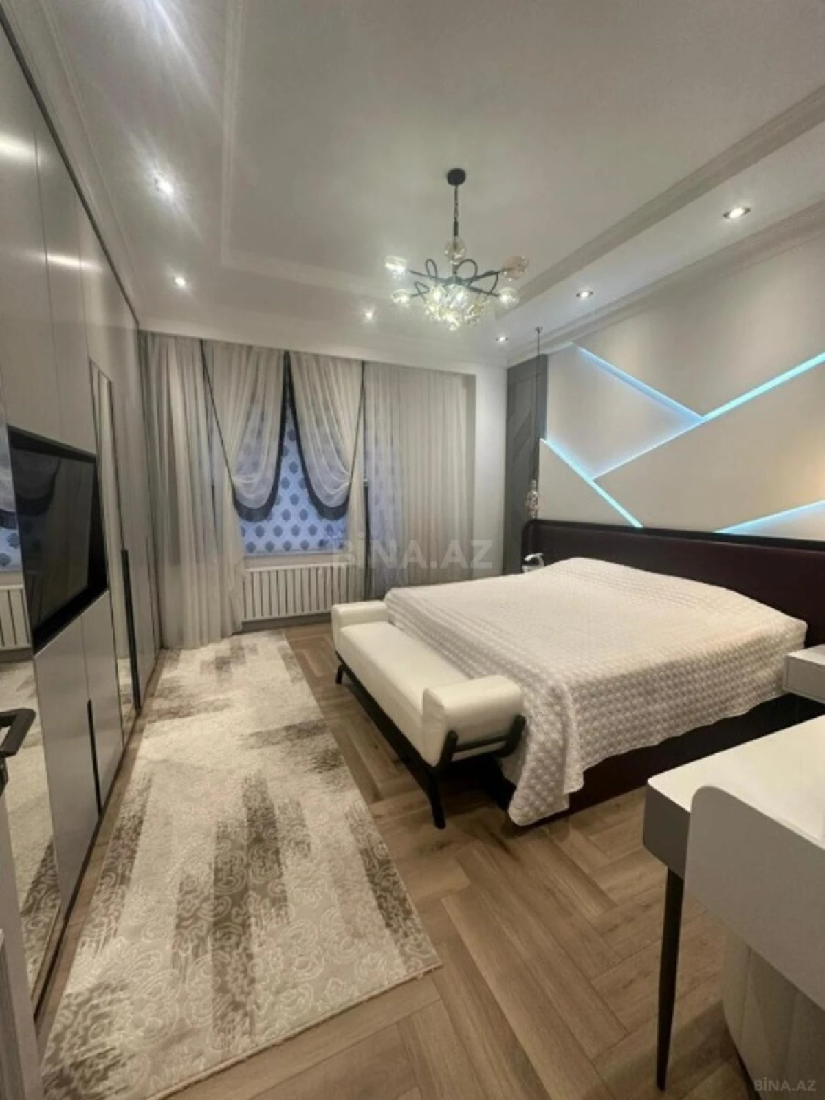 Satılır 4 otaqlı mənzil 132 m²