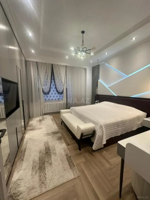 Satılır 4 otaqlı mənzil 132 m²