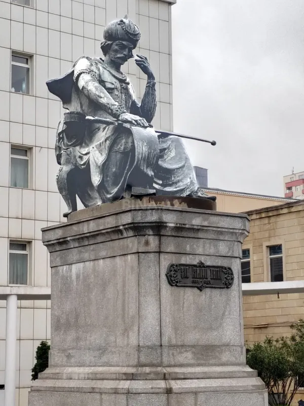 Satılır 4 otaqlı mənzil 179 m²