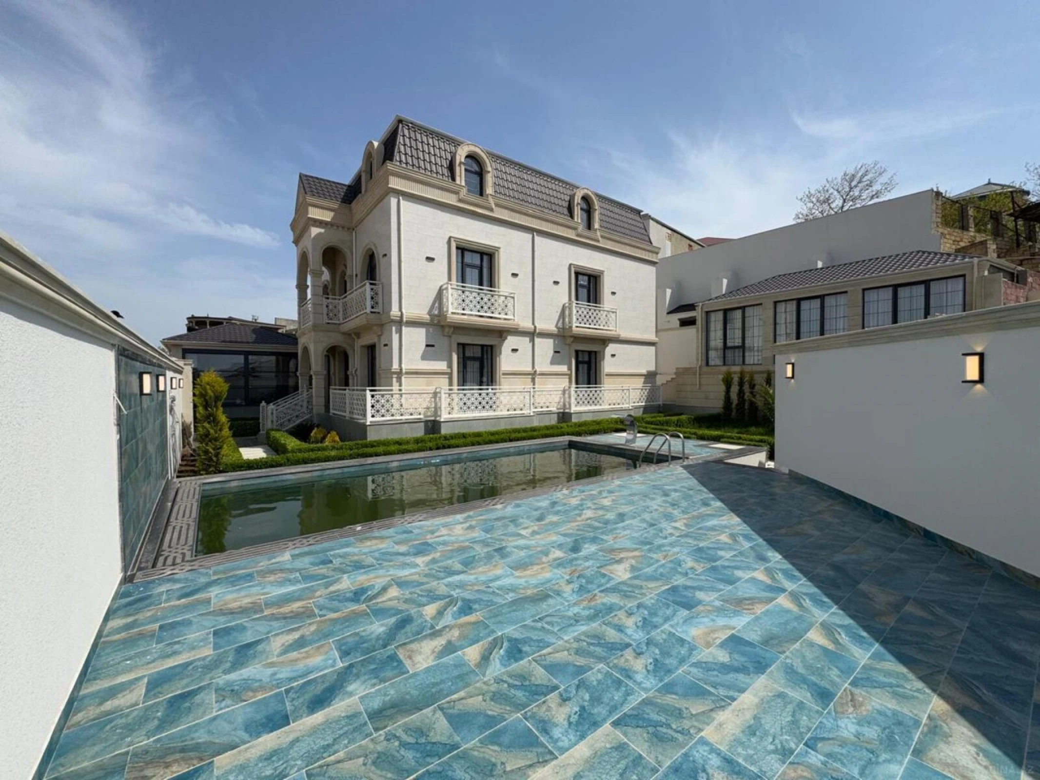 Satılır 6 otaqlı həyət evi 450 m²