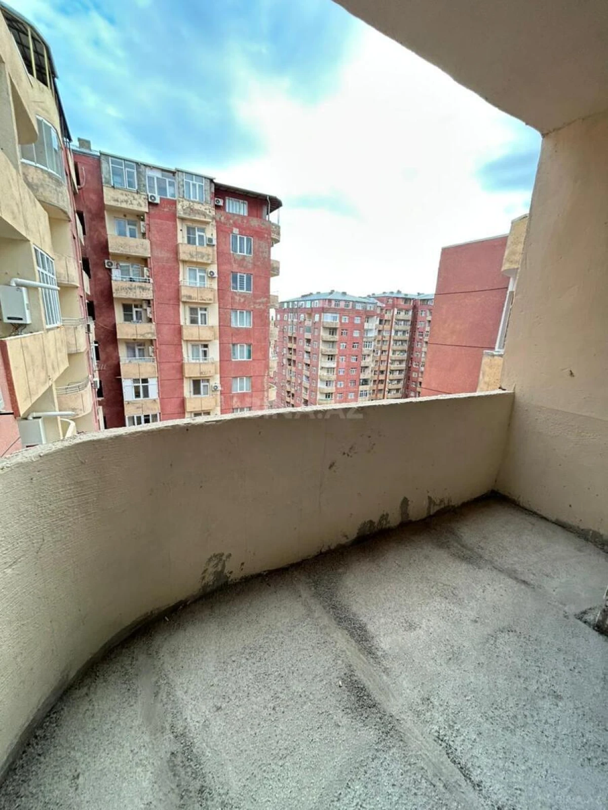 Satılır 3 otaqlı mənzil 135 m²
