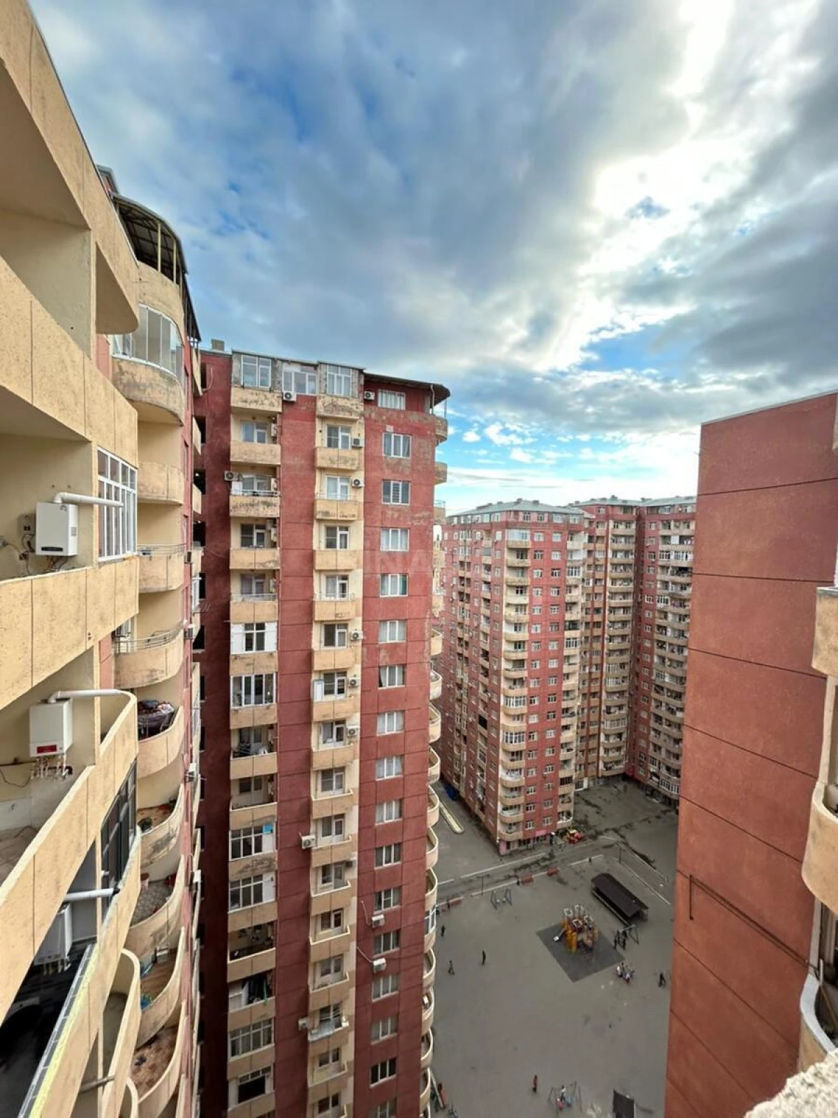 Satılır 3 otaqlı mənzil 135 m²