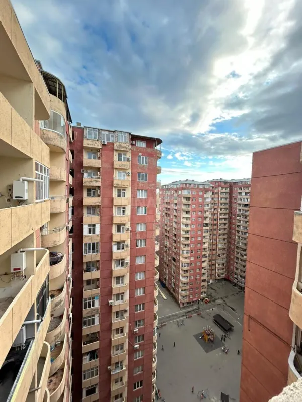 Satılır 3 otaqlı mənzil 135 m²