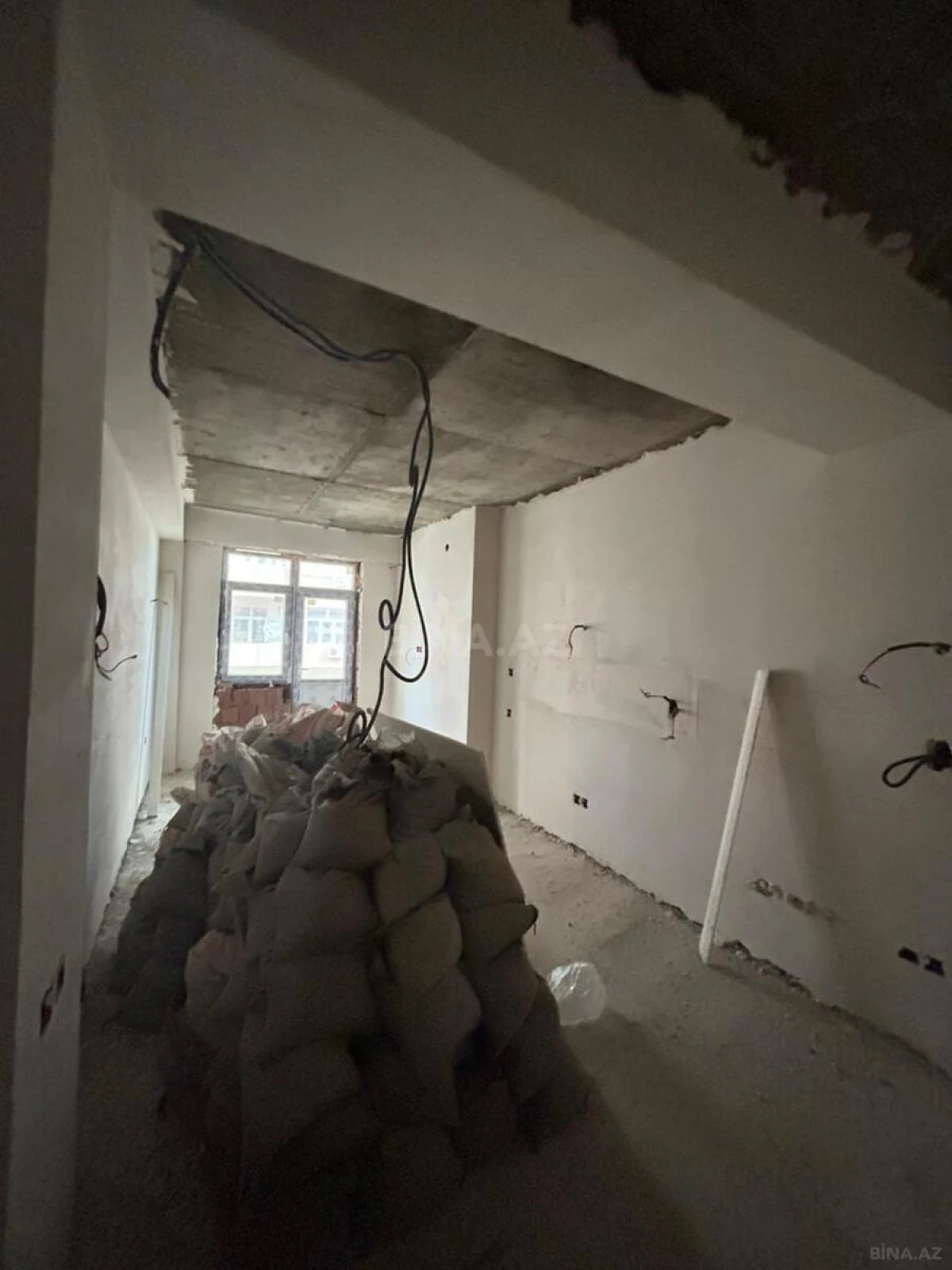 Satılır 3 otaqlı mənzil 135 m²