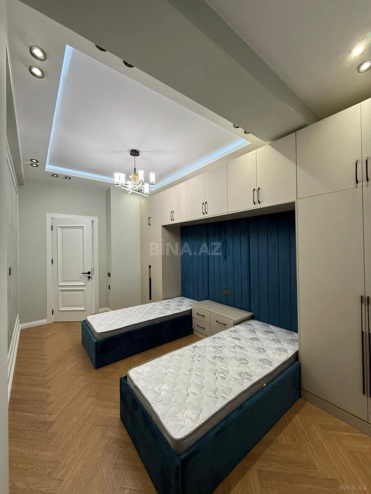 Satılır 3 otaqlı mənzil 132 m²