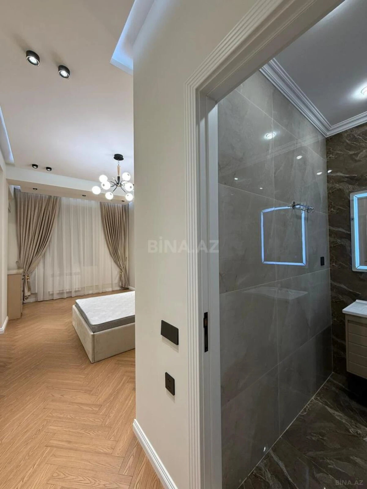Satılır 3 otaqlı mənzil 132 m²