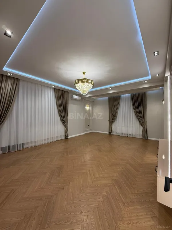 Satılır 3 otaqlı mənzil 132 m²