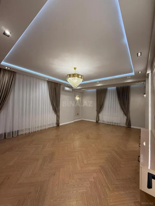 Satılır 3 otaqlı mənzil 132 m²