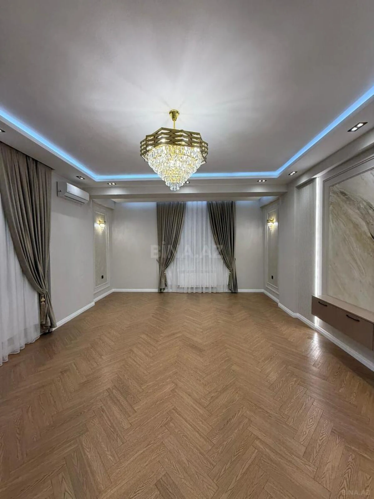 Satılır 3 otaqlı mənzil 132 m²