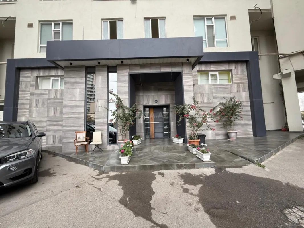 Satılır 3 otaqlı mənzil 196 m²