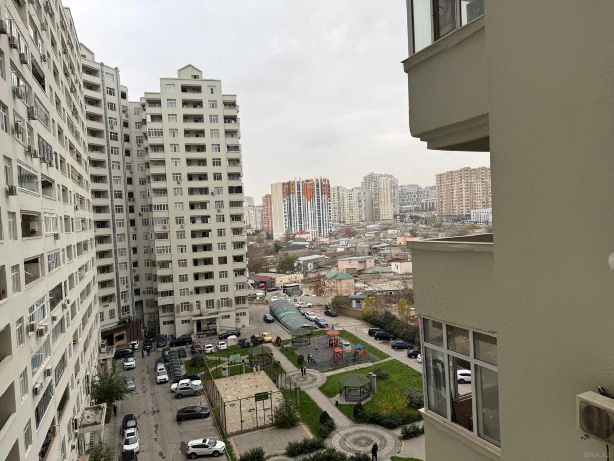 Satılır 3 otaqlı mənzil 196 m²