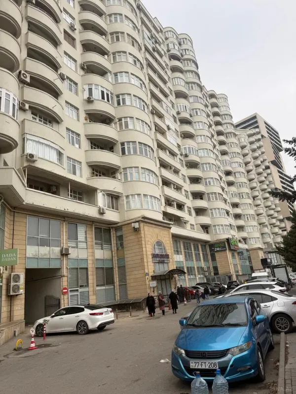 Satılır 3 otaqlı mənzil 196 m²