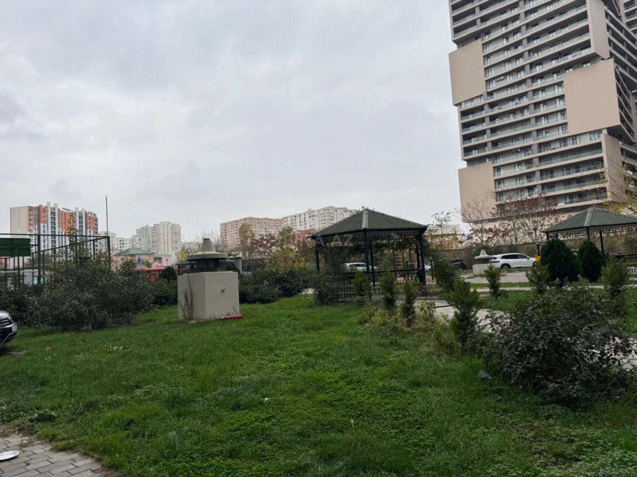 Satılır 3 otaqlı mənzil 196 m²