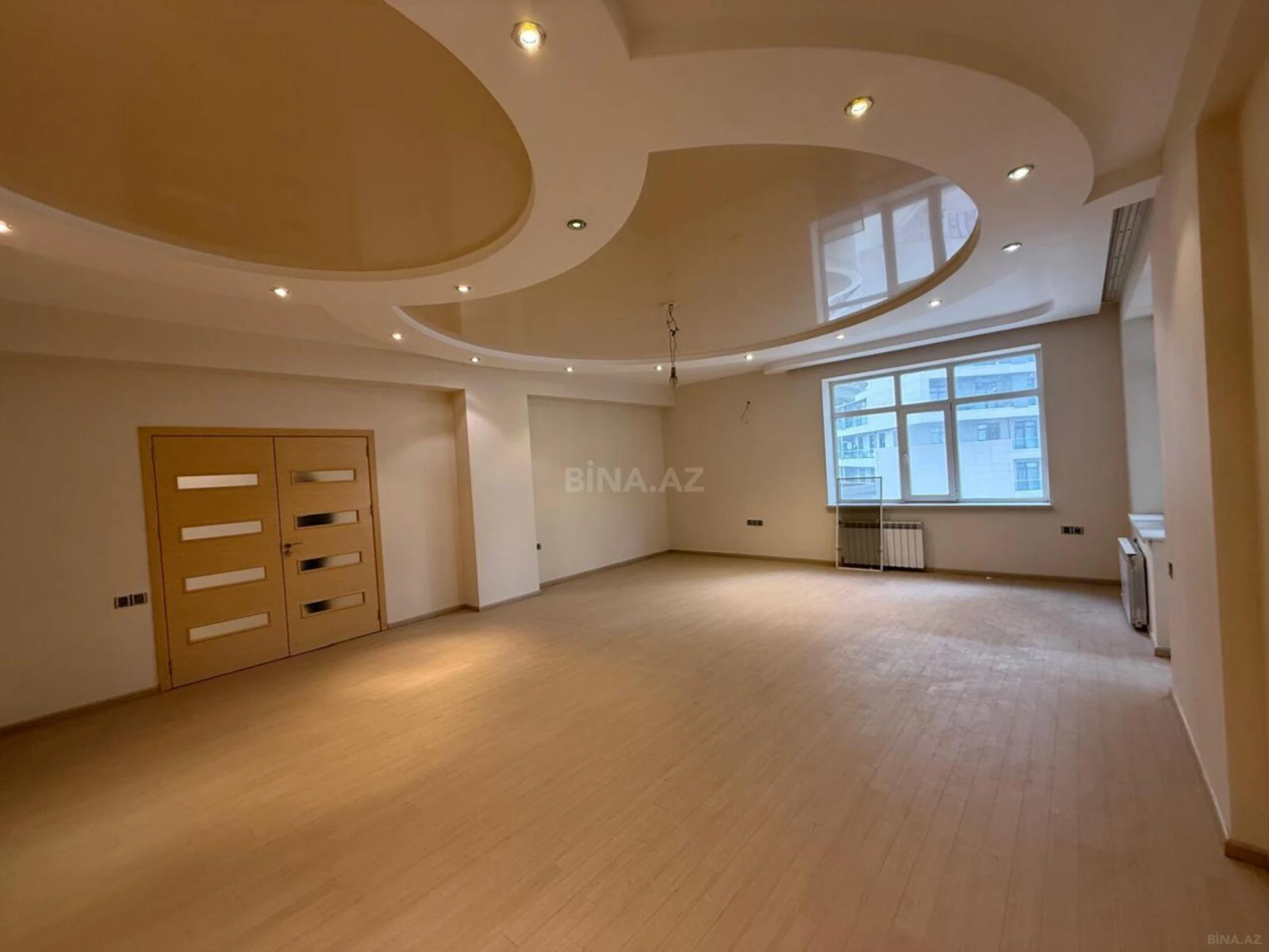 Satılır 3 otaqlı mənzil 196 m²