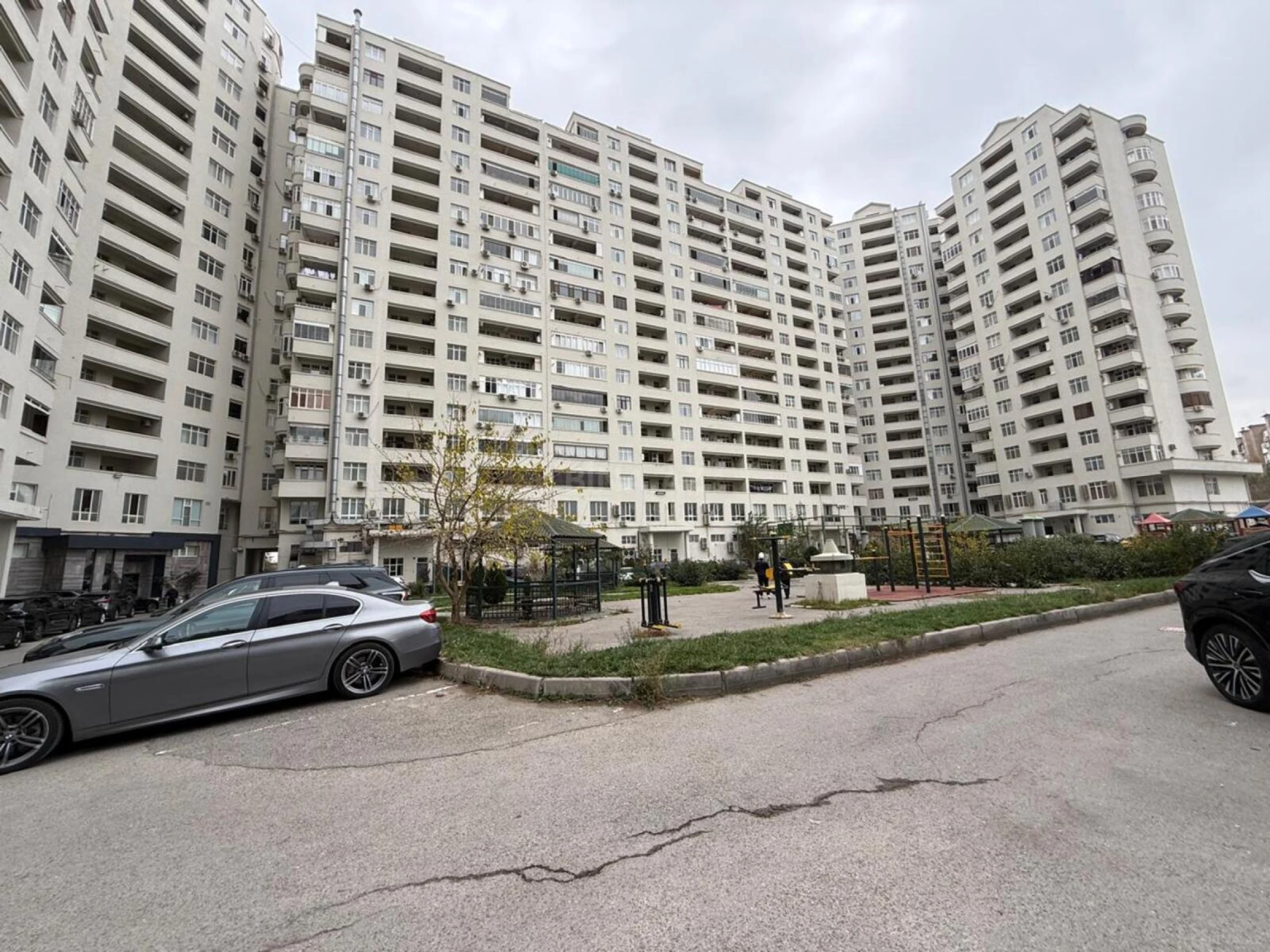 Satılır 3 otaqlı mənzil 196 m²