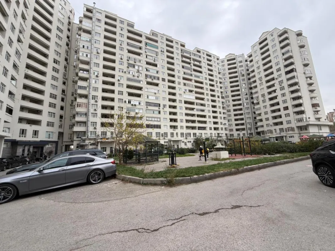 Satılır 3 otaqlı mənzil 196 m²