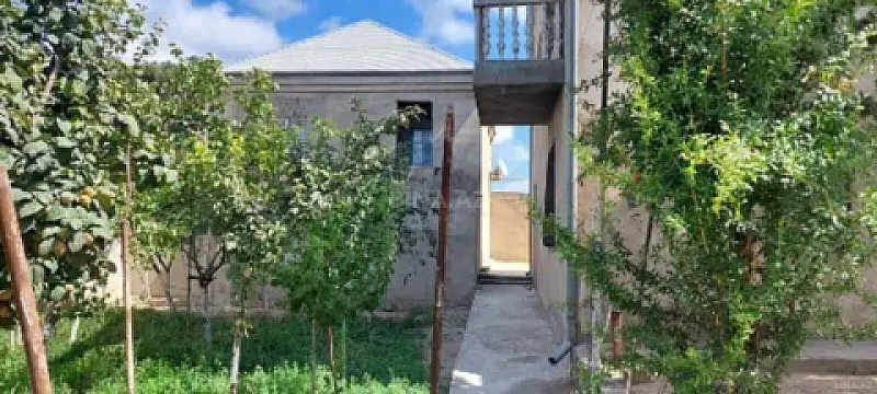 Satılır 8 otaqlı həyət evi 350 m²
