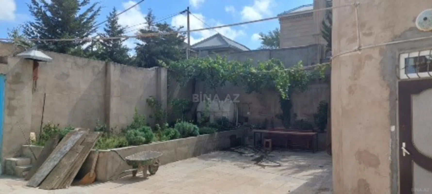 Satılır 8 otaqlı həyət evi 350 m²