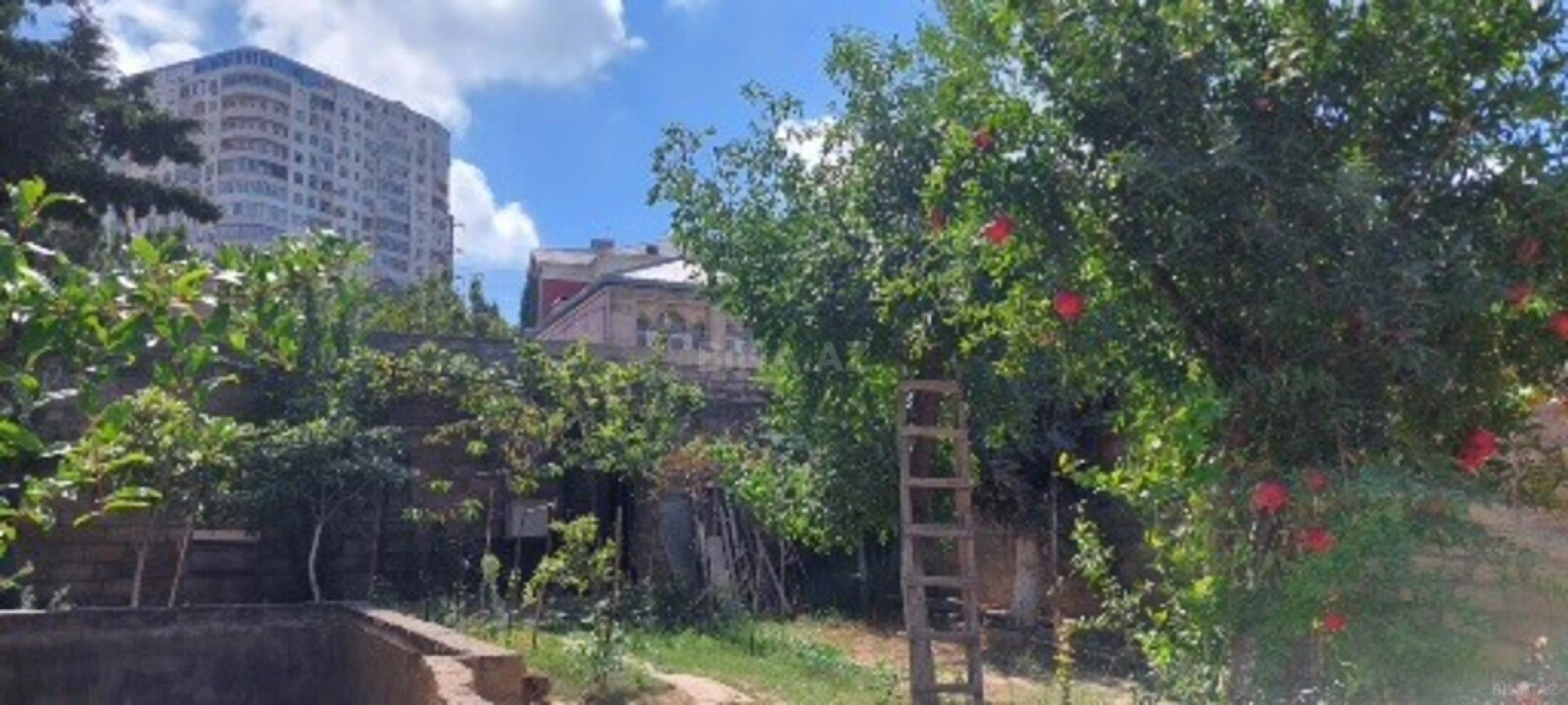 Satılır 8 otaqlı həyət evi 350 m²