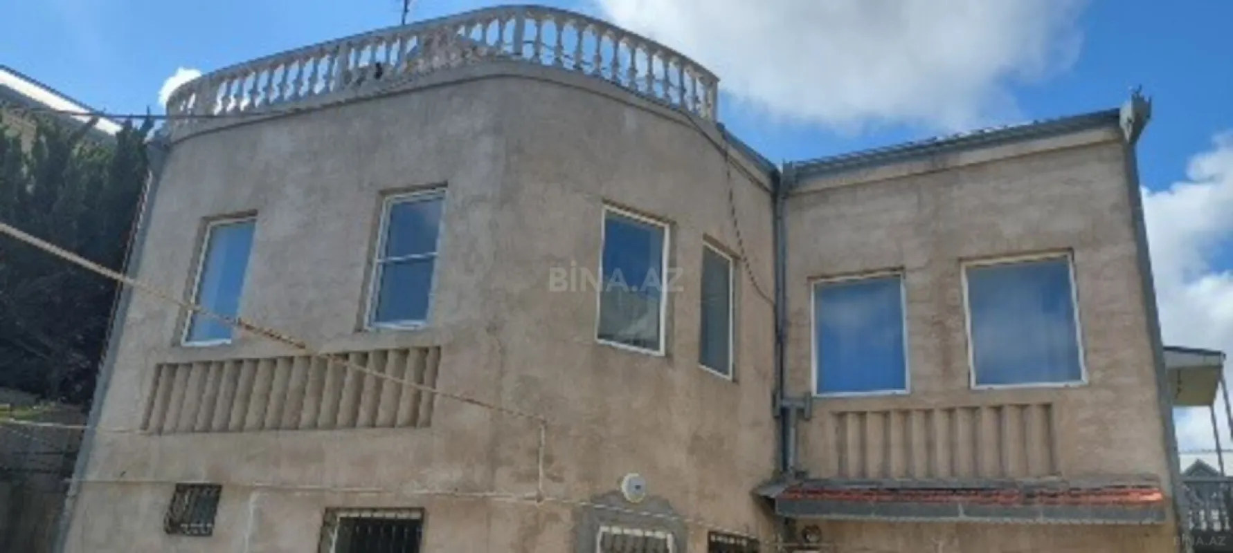 Satılır 8 otaqlı həyət evi 350 m²