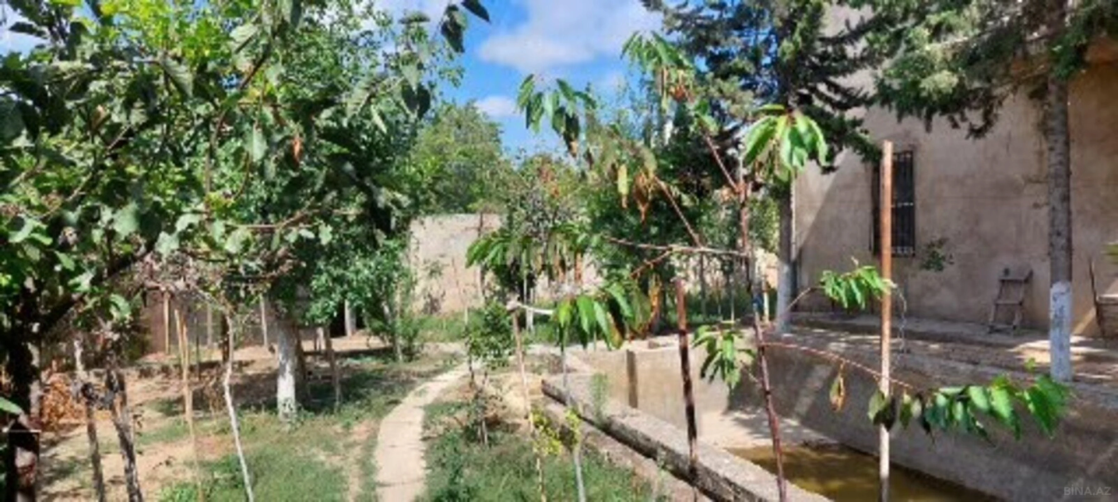 Satılır 8 otaqlı həyət evi 350 m²