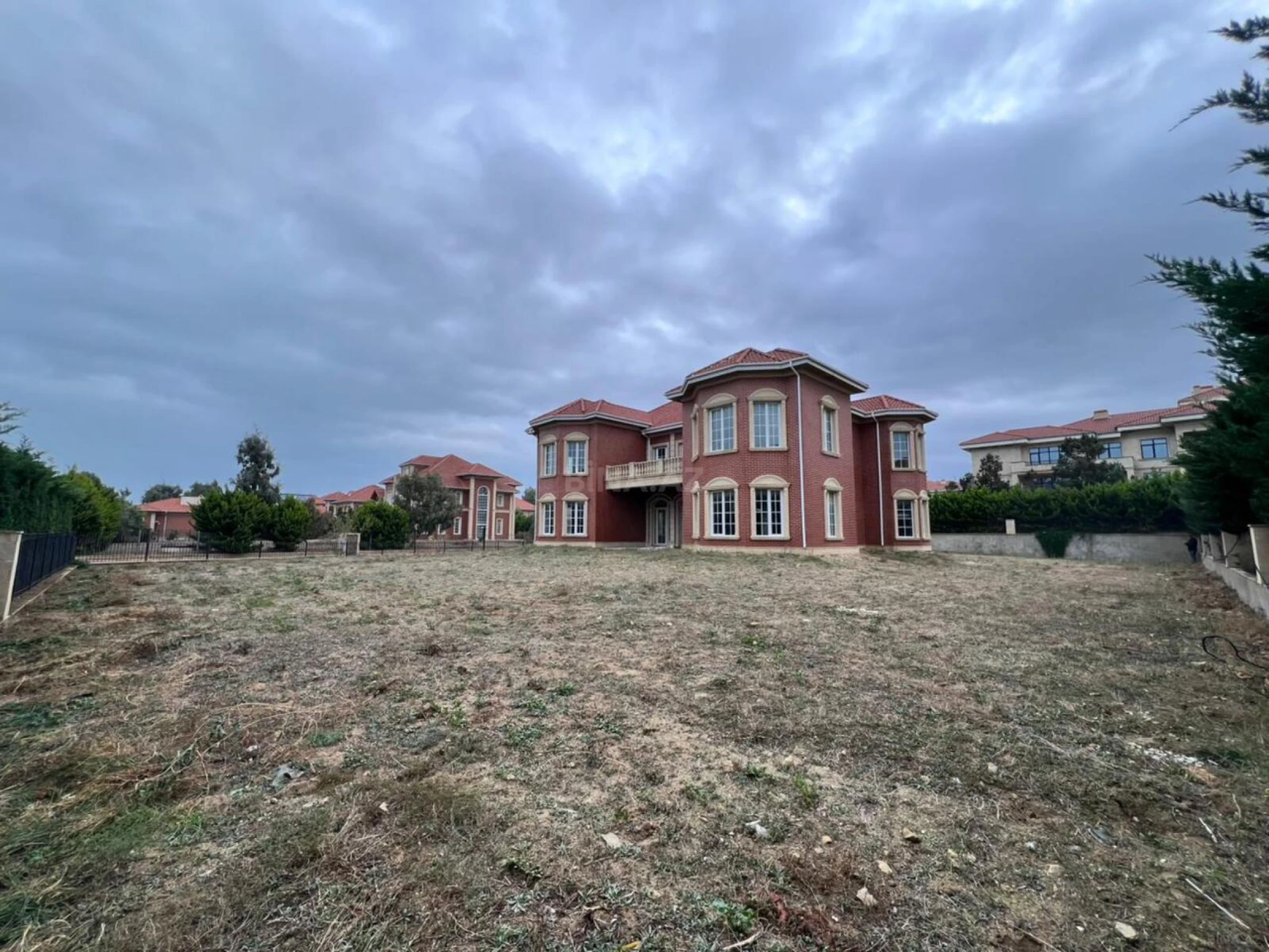 Satılır 10 otaqlı həyət evi 500 m²