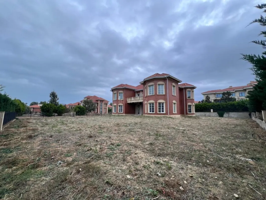 Satılır 10 otaqlı həyət evi 500 m²