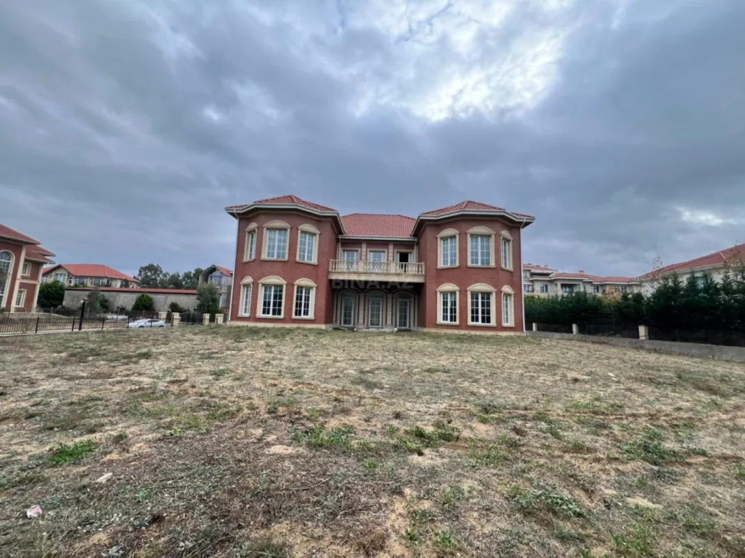 Satılır 10 otaqlı həyət evi 500 m²