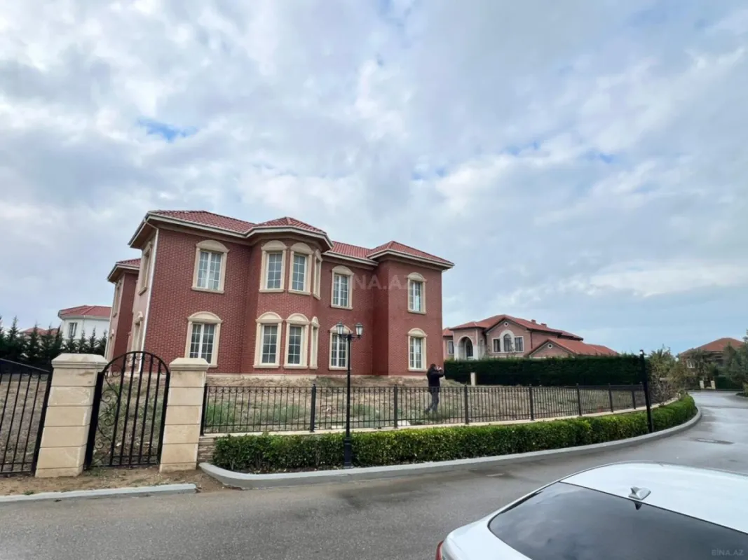 Satılır 10 otaqlı həyət evi 500 m²