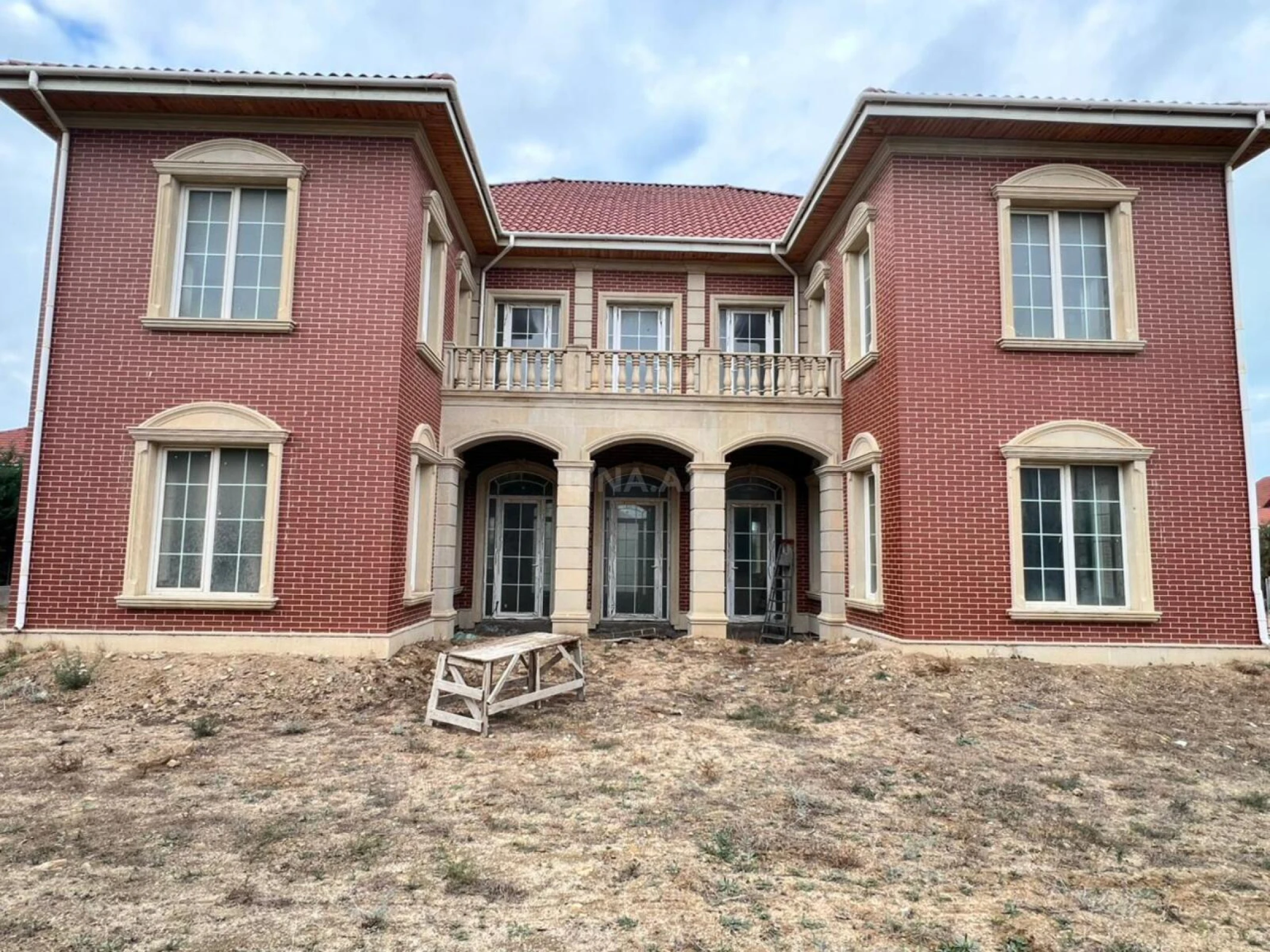 Satılır 10 otaqlı həyət evi 500 m²