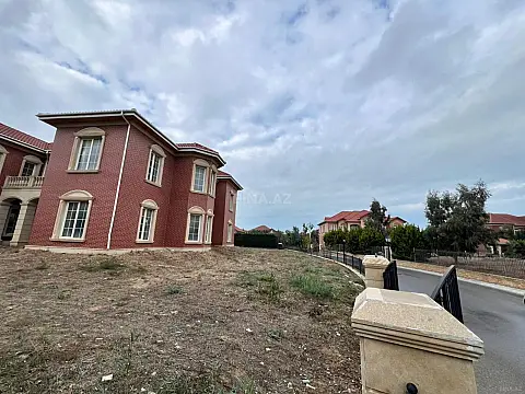 Satılır 10 otaqlı həyət evi 500 m²