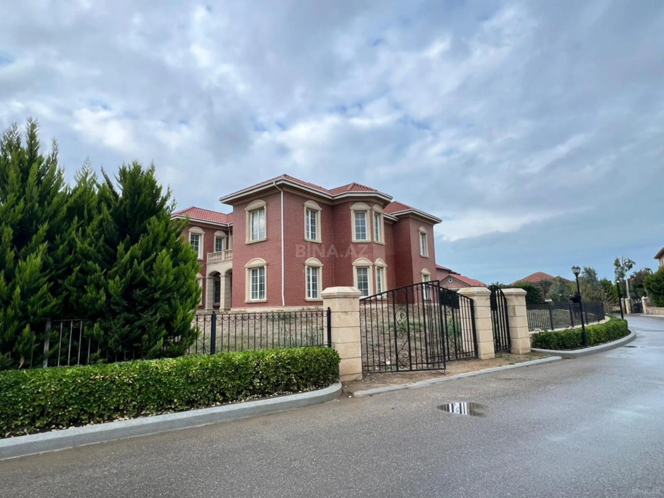 Satılır 10 otaqlı həyət evi 500 m²