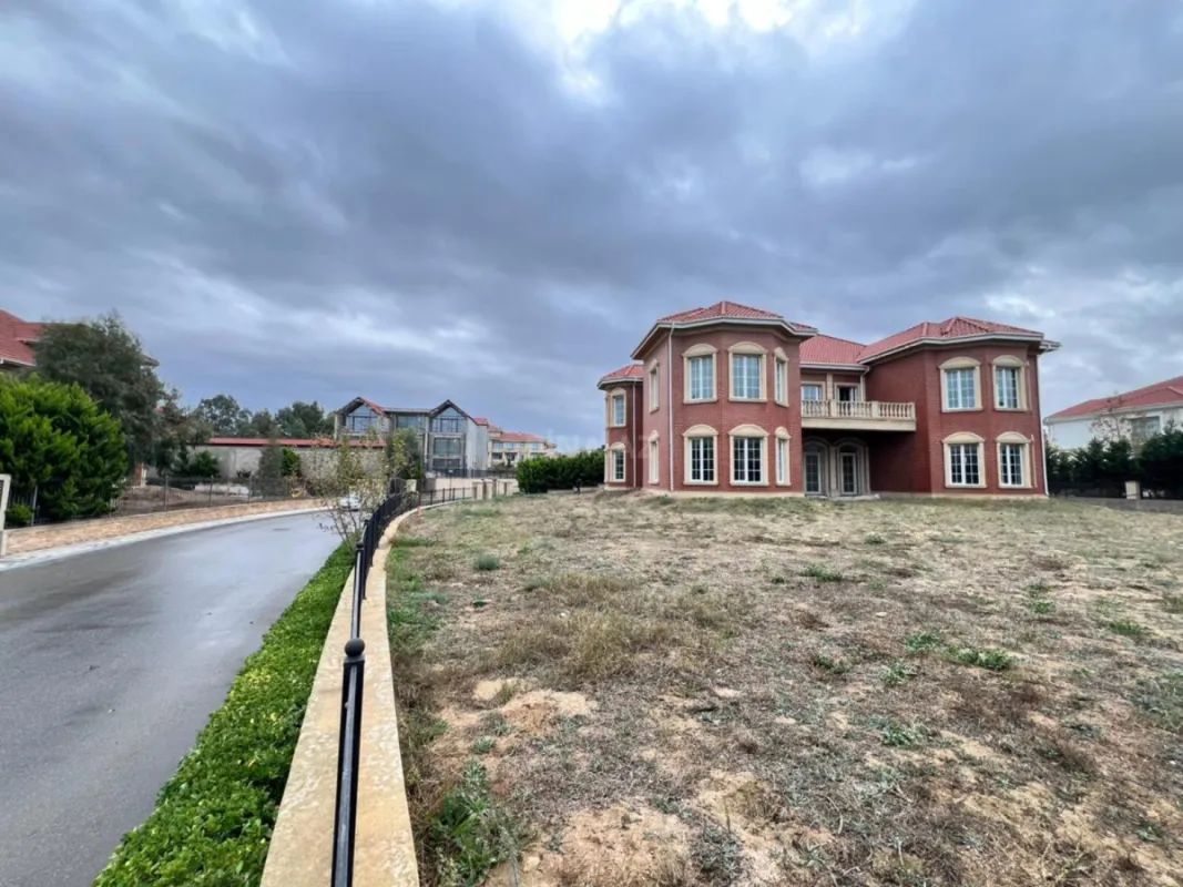 Satılır 10 otaqlı həyət evi 500 m²