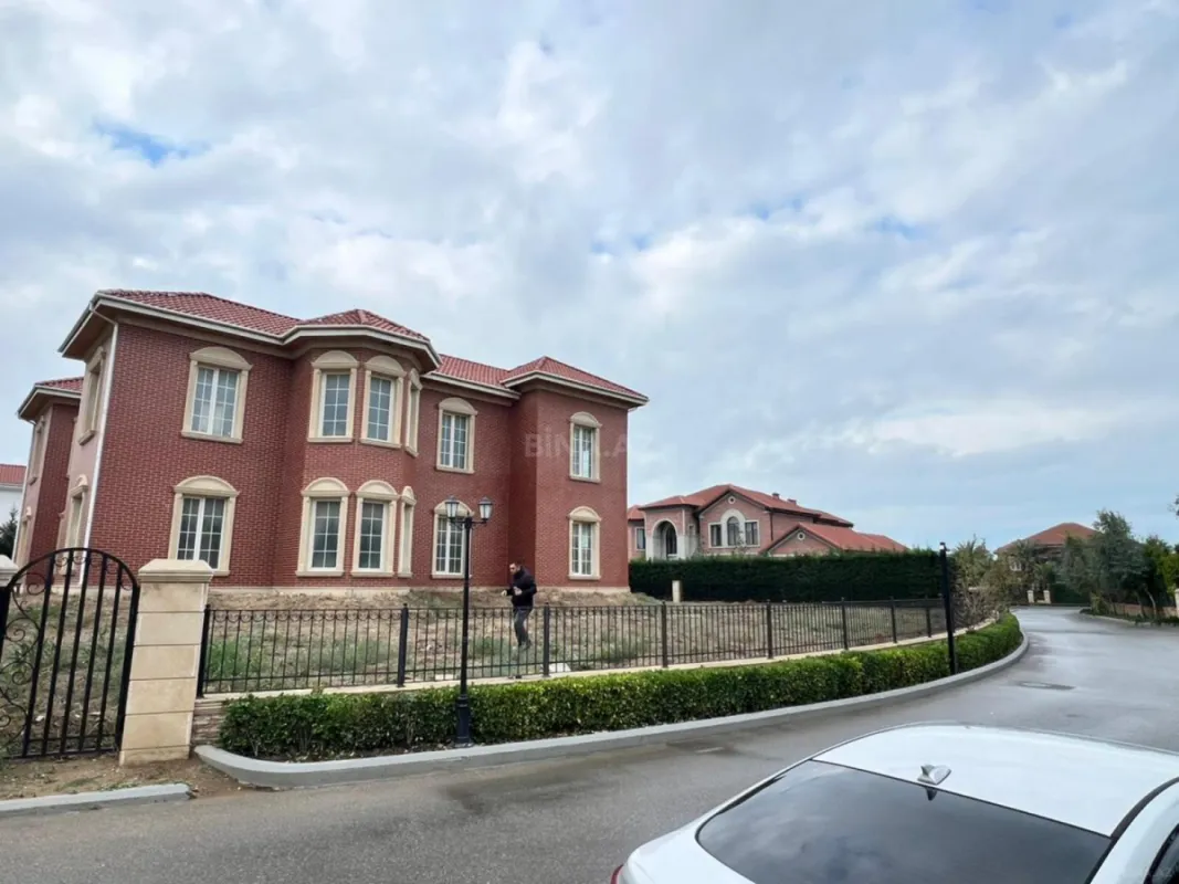 Satılır 10 otaqlı həyət evi 500 m²