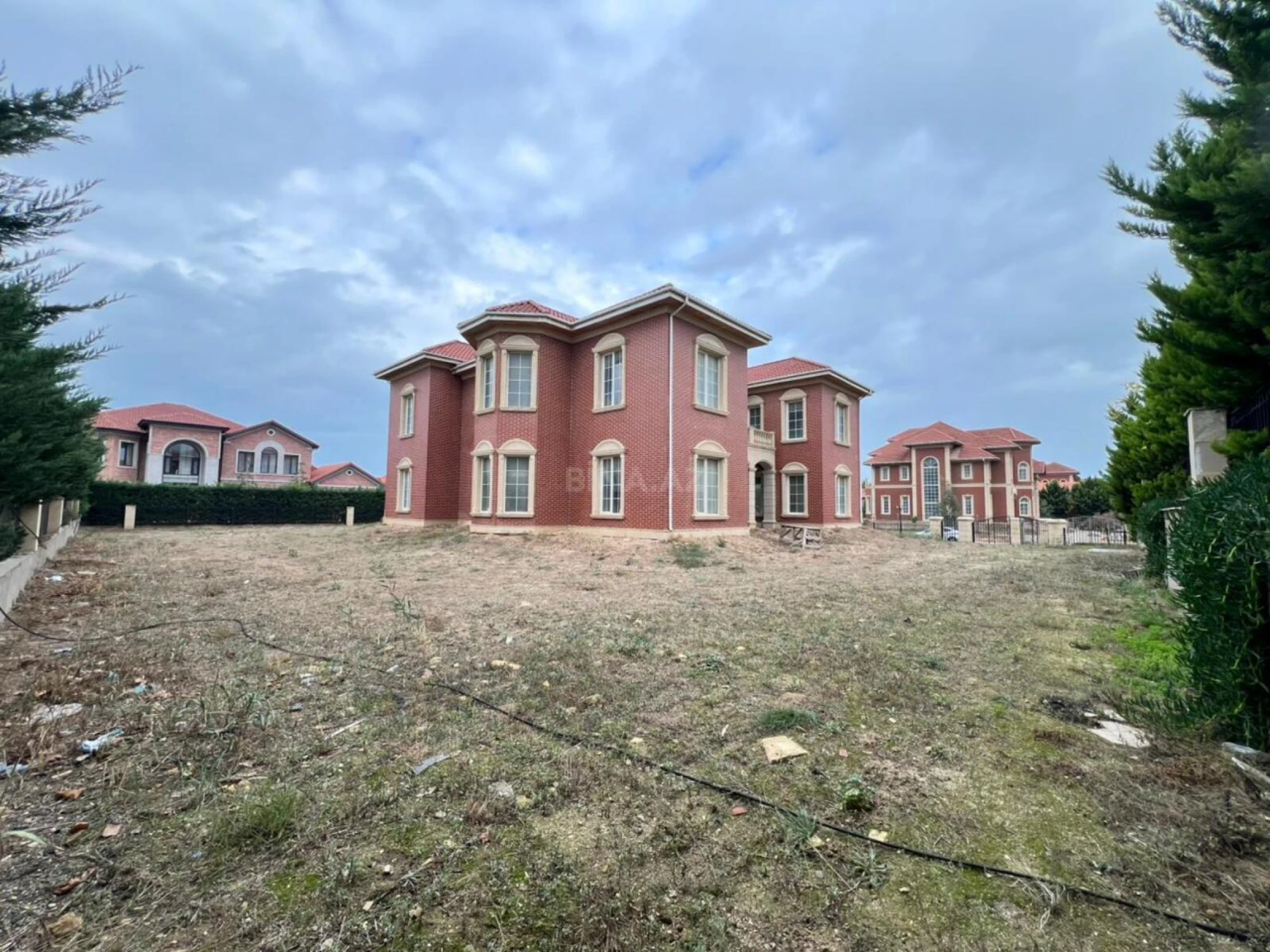 Satılır 10 otaqlı həyət evi 500 m²